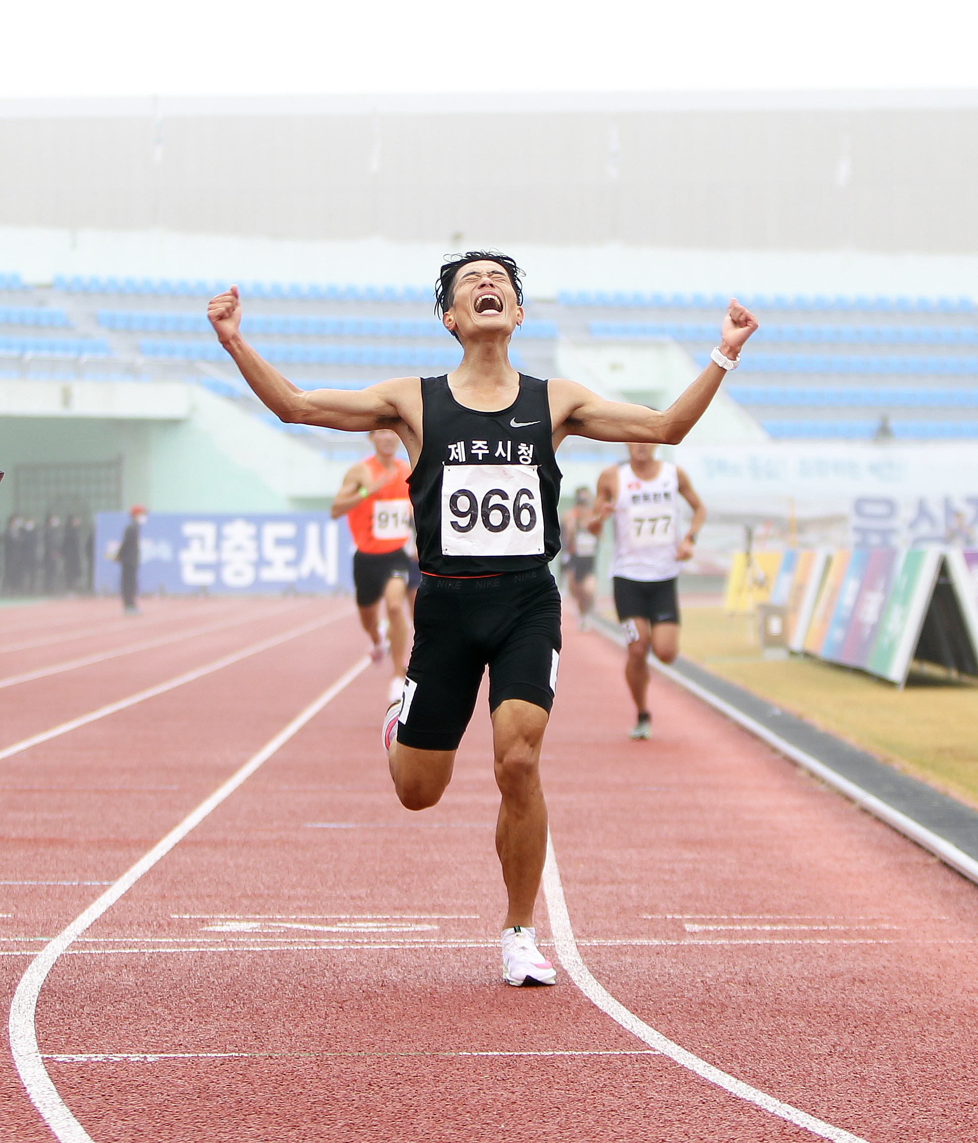 김태진이 22일 경북 예천 공설운동장에서 열린 2020년 예천 전국대학일반 육상대회 남자 일반부 10000m 결선에서 29분38초83으로 숭한 뒤 두팔을 벌려 포효하고 있다.  대한육상연맹 제공