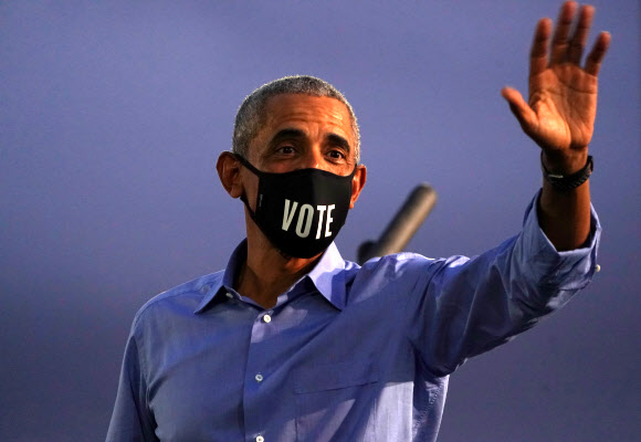 ‘투표하라’고 쓰인 마스크를 쓴 버락 오바마 전 미국 대통령이 21일(현지시간) 펜실베이니아주 필라델피아 유세에서 손을 흔들고 있다. 필라델피아 로이터 연합뉴스