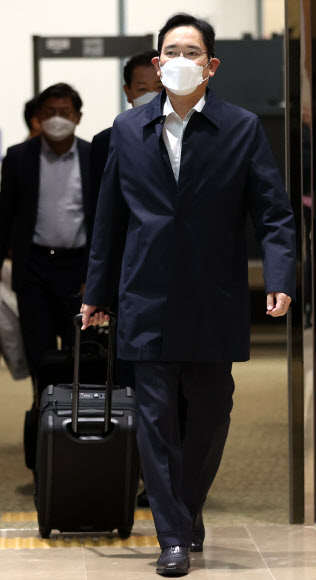 이재용 삼성전자 부회장이 베트남 출장을 마친 뒤 23일 오전 서울  서울 강서구 김포비즈니스항공센터를 통해 귀국하고 있다. 2020.10.23  연합뉴스