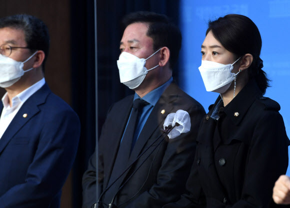 국회 산업통상자원중소벤처기업위원회 소속 더불어민주당 송갑석, 고민정 의원 등이 23일 오전 서울 여의도 국회 소통관에서 월성 1호기 감사원 감사 결과 관련 기자회견을 하고 있다. 2020.10.23  연합뉴스