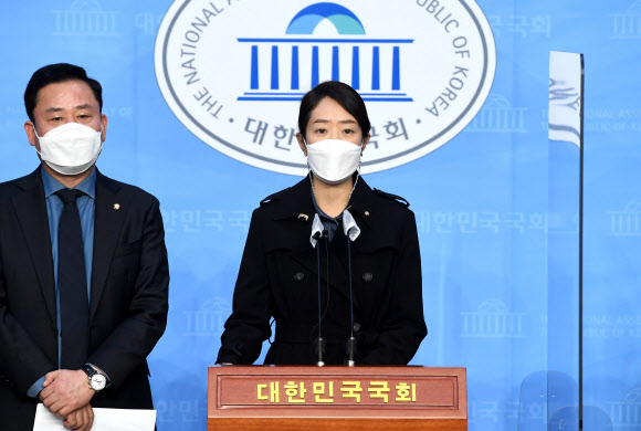 국회 산업통상자원중소벤처기업위원회 소속 더불어민주당 송갑석, 고민정 의원 등이 23일 오전 서울 여의도 국회 소통관에서 월성 1호기 감사원 감사 결과 관련 기자회견을 하고 있다. 2020.10.23  연합뉴스