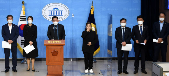 국회 산업통상자원중소벤처기업위원회 소속 더불어민주당 송갑석, 고민정 의원 등이 23일 오전 서울 여의도 국회 소통관에서 월성 1호기 감사원 감사 결과 관련 기자회견을 하고 있다. 2020.10.23  연합뉴스