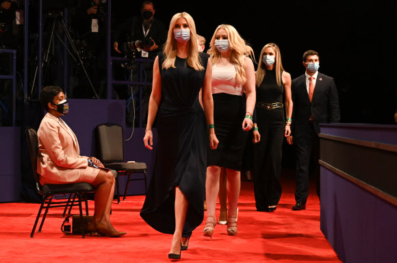 도널드 트럼프 미국 대통령의 딸 이방카, 티파니와 며느리 라라가 22일(현지시간) 테네시주 내슈빌의 벨몬트 대학에서 열린 대선후보 마지막 TV 토론에 마스크를 쓰고 참석하고 있다. AFP 연합뉴스