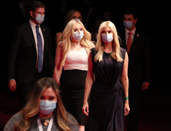 도널드 트럼프 미국 대통령의 딸 이방카, 티파니가 22일(현지시간) 테네시주 내슈빌의 벨몬트 대학에서 열린 대선후보 마지막 TV 토론에 마스크를 쓰고 참석하고 있다. EPA 연합뉴스