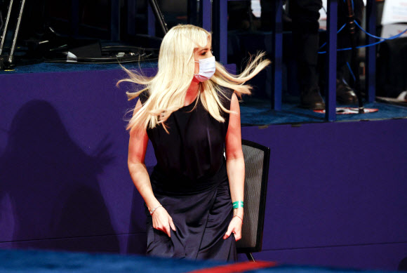 도널드 트럼프 미국 대통령의 장녀 이방카 백악관 선임보좌관이 22일(현지시간) 테네시주 내슈빌의 벨몬트 대학에서 열린 대선후보 마지막 TV 토론에 참석하고 있다. AP 연합뉴스