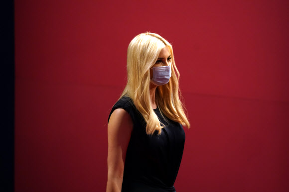 도널드 트럼프 미국 대통령의 장녀 이방카 백악관 선임보좌관이 22일(현지시간) 테네시주 내슈빌의 벨몬트 대학에서 열린 대선후보 마지막 TV 토론에 참석하고 있다. AP 연합뉴스