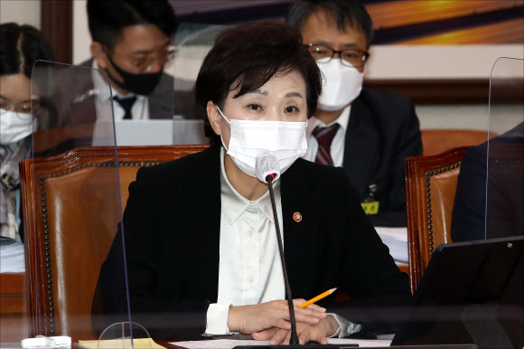 김현미 국토교통부 장관이 23일 국회에서 열린 국정감사에서 의원들의 질의에 답변하고 있다.  연합뉴스