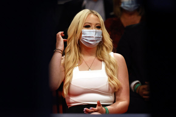 도널드 트럼프 미국 대통령의 딸 티파니가 22일(현지시간) 테네시주 내슈빌의 벨몬트 대학에서 열린 대선후보 마지막 TV 토론을 참관하고 있다. AP 연합뉴스