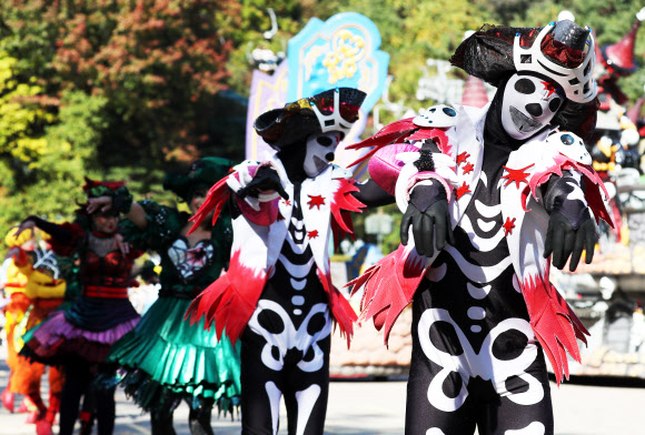 23일 오후 경기도 용인시 에버랜드에서 ‘핼러윈 위키드 퍼레이드’가 펼쳐지고 있다. 2020.10.23  연합뉴스