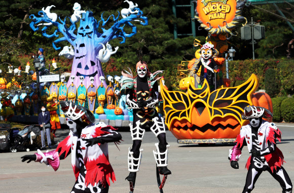 23일 오후 경기도 용인시 에버랜드에서 ‘핼러윈 위키드 퍼레이드’가 펼쳐지고 있다. 2020.10.23  연합뉴스