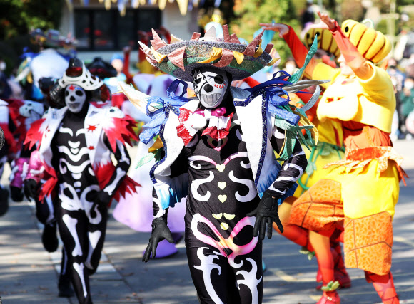 23일 오후 경기도 용인시 에버랜드에서 ‘핼러윈 위키드 퍼레이드’가 펼쳐지고 있다. 2020.10.23  연합뉴스