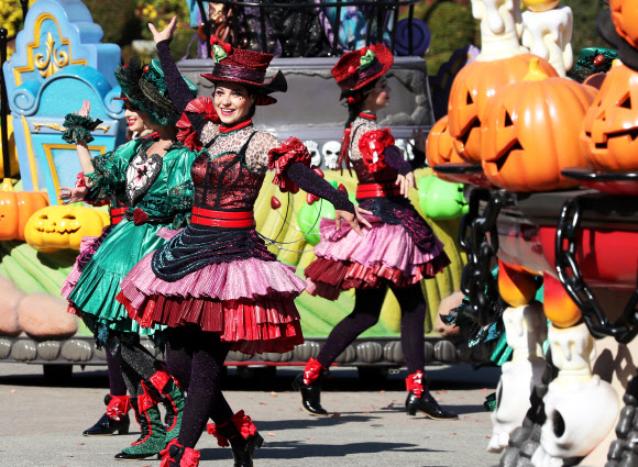 23일 오후 경기도 용인시 에버랜드에서 ‘핼러윈 위키드 퍼레이드’가 펼쳐지고 있다. 2020.10.23  연합뉴스