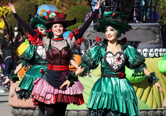 23일 오후 경기도 용인시 에버랜드에서 ‘핼러윈 위키드 퍼레이드’가 펼쳐지고 있다. 2020.10.23  연합뉴스