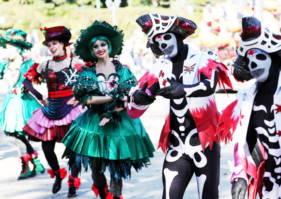 23일 오후 경기도 용인시 에버랜드에서 ‘핼러윈 위키드 퍼레이드’가 펼쳐지고 있다. 2020.10.23  연합뉴스