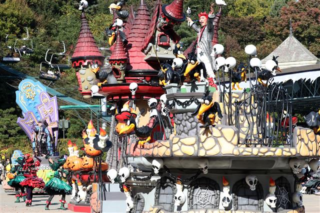 핼러윈을 일주일여 앞둔 23일 오후 경기도 용인 에버랜드에서 해골, 마녀, 호박 등을 소재로 캐릭터 분장을 한 연기자들의 ‘핼러윈 위키드 퍼레이드’가 펼쳐지고 있다. 2020.10.23 뉴스1