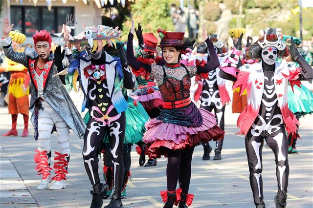 핼러윈을 일주일여 앞둔 23일 오후 경기도 용인 에버랜드에서 해골, 마녀, 호박 등을 소재로 캐릭터 분장을 한 연기자들의 ‘핼러윈 위키드 퍼레이드’가 펼쳐지고 있다. 2020.10.23 뉴스1