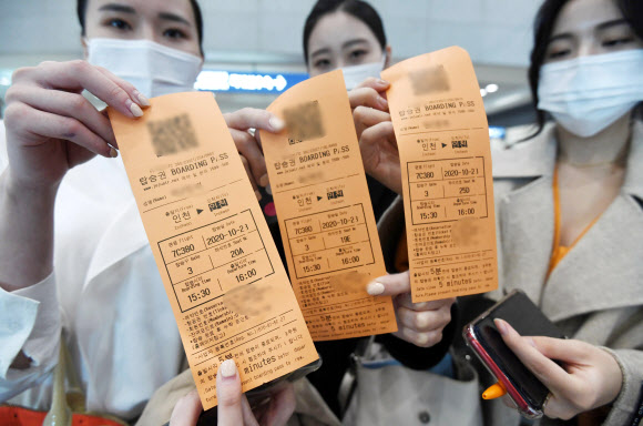 제주항공 ‘인천 to 인천’ 관광비행 승객이 23일 인천국제공항 1터미널에서 발권한 항공권을 들어 보이고 있다. 이날 제주항공은 일반인을 대상으로 국내 상공을 선회한 뒤 복귀하는 관광비행을 진행했다. 2020.10.23  공항사진기자단