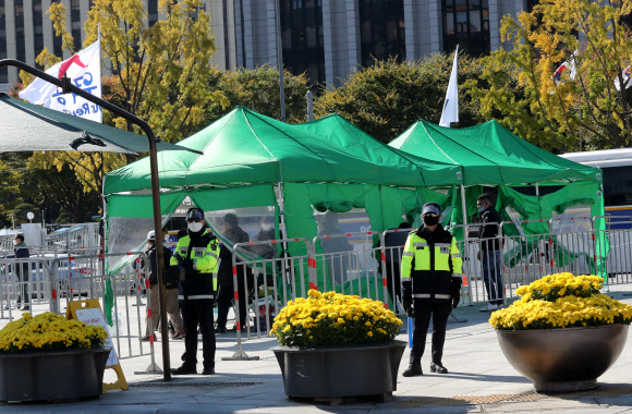 23일 오후 서울 광화문 광장에서 우리공화당이 설치한 ‘박정희 전 대통령 분향소 명목의 천막’ 인근에 경찰이 배치돼 있다. 우리공화당은 “‘구국의 영웅 박정희 대통령 서거 41주기 추도 분향소’를 세웠다”며 “24일부터 26일 오후 6시까지 운영하겠다”고 밝혔다. 이에 대해 서울시는 “코로나19 방역 문제로 2월부터 광화문광장은 사용 승인을 하지 않고 있다”며 “오늘 중 천막 철거 관련 예고를 할 것”이라고 밝혔다. 2020.10.23  연합뉴스