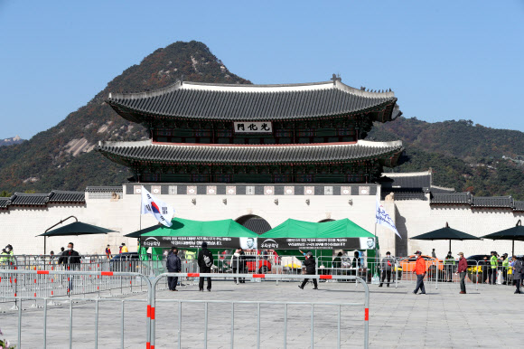 우리공화당이 23일 서울 광화문광장에 박정희 전 대통령 분향소 명목의 천막 2개 동이 설치했다. 우리공화당은 “‘구국의 영웅 박정희 대통령 서거 41주기 추도 분향소’를 세웠다”며 “24일부터 26일 오후 6시까지 운영하겠다”고 밝혔다. 이에 대해 서울시는 “코로나19 방역 문제로 2월부터 광화문광장은 사용 승인을 하지 않고 있다”며 “오늘 중 천막 철거 관련 예고를 할 것”이라고 밝혔다. 2020.10.23  연합뉴스