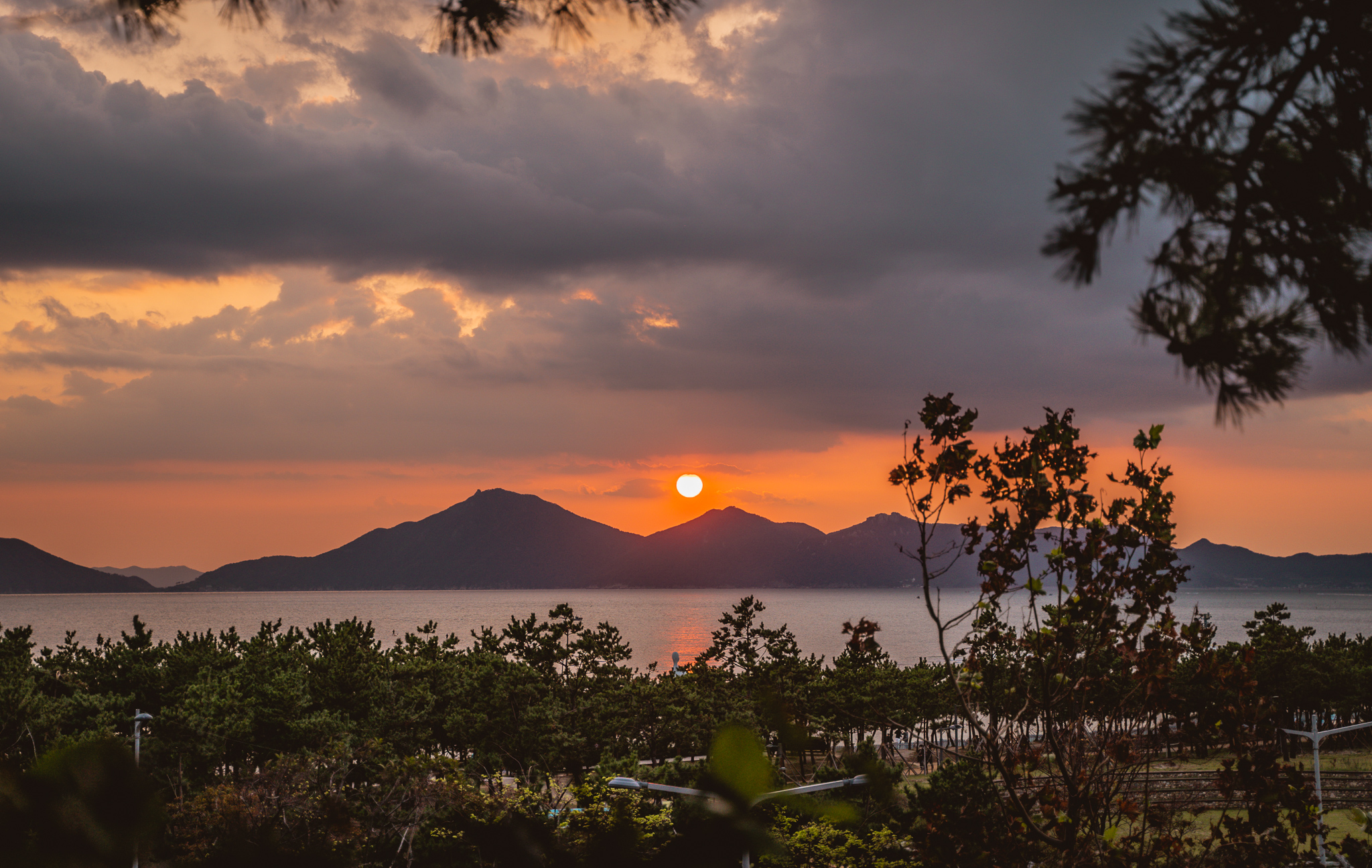 부산관광공사는 가을철 비대면 관광지 7곳을 선정하고 관광객 유치 활동에 나선다고 24일 밝혔다.<br><br>부산관광공사가 시민 의견을 수렴해 선정한 가을철 비대면 관광지는 땅뫼산 황톳길,몰운대 인생노을,백양산 웰빙 숲,수영사적공원 역사 산책길,승학산 억새평원,우암동 도시 숲,청학배수지 전망대 등이다.<몰운대 낙조.부산관공공사 제공><br>