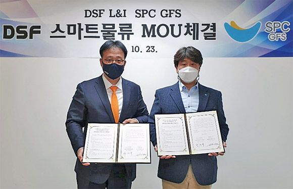 박남(왼쪽) DSF L&I 대표와 한주헌 SPC GFS 해외물류팀장이 협약식 뒤 기념촬영을 하고 있다. DSF L&I 제공