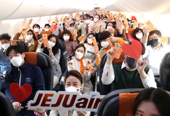 23일 제주항공 ‘인천 to 인천’ 관광 비행 승객들이 인천국제공항 1터미널에서 B737-800NG 항공기에 탑승해 이륙 전 손을 흔들고 있다. 이날 제주항공은 일반인을 대상으로 국내 상공을 선회한 뒤 복귀하는 관광 비행을 진행했다. 2020.10.23  공항사진기자단