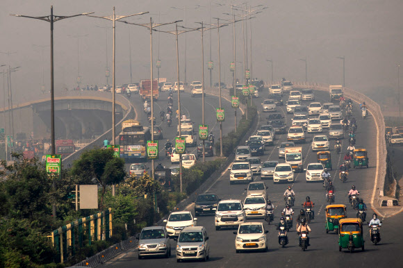 도널드 트럼프 미국 대통령이 22일(이하 현지시간) 대선 마지막 TV토론 도중 인도의 나쁜 공기 질을 언급한 가운데 23일 아침 수도 델리 도로에 출근길 차량과 오토바이 행렬이 가득하다. 델리 로이터 연합뉴스 