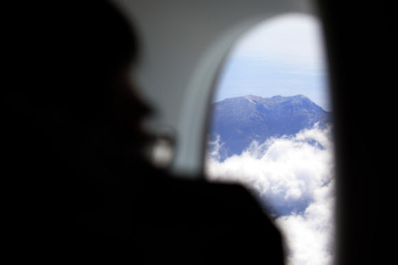 한라산 백록담 보는 승객들