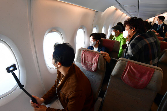 한라산 백록담 보는 승객들