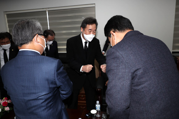 5·18단체 대표자들과 인사하는 이낙연