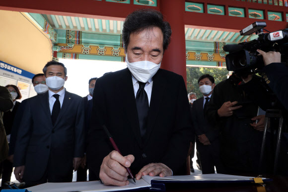 5·18묘지 방명록 작성하는 이낙연