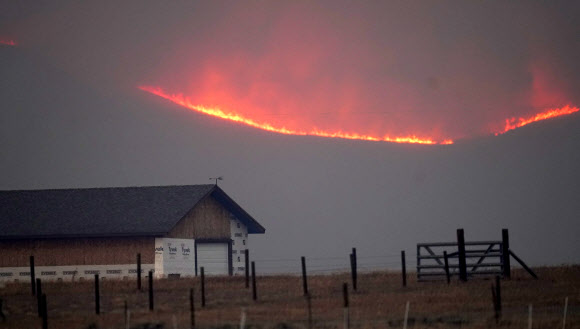 미 콜로라도주 농장 주변으로 번진 산불