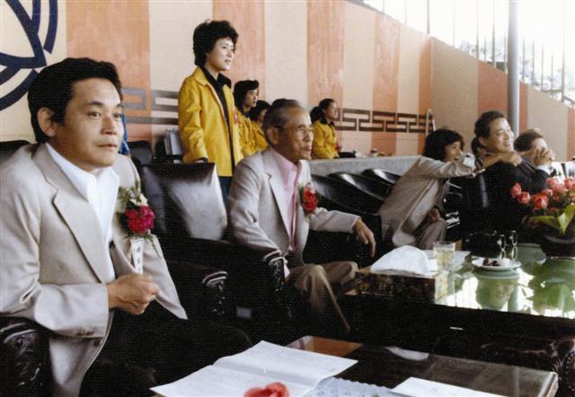 이병철 1978년 이건희(왼쪽) 전 회장과 함께 제11회 삼성종합체육대회에 참석한 모습.