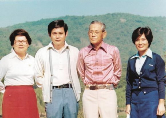 1970년대 중반 고 이병철 회장 일가가 모여 포즈를 취했다. 왼쪽부터 이인희 한솔그룹 고문, 이건희 삼성그룹 회장, 고 이병철 회장, 이명희 신세계 회장. 신세계 제공