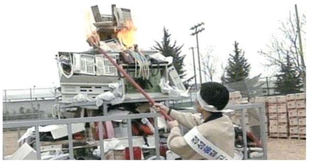 1995년 삼성 구미사업장 운동장에서 애니콜 등 불량품 15만대를 전량 폐기하는 모습. 당시 불량제품에 불을 붙이면서 ‘애니콜 화형식’이라고도 불렸다/삼성전자