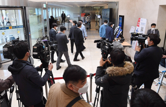 25일 고 이건희 삼성회장의 빈소가 마련된 삼성병원장례식장에서 취재진이 지켜보고 있는 가운데 삼성 관계자들이 병원으로 들어서고 있다.2020. 10. 25 박지환 기자popocar@seoul.co.kr