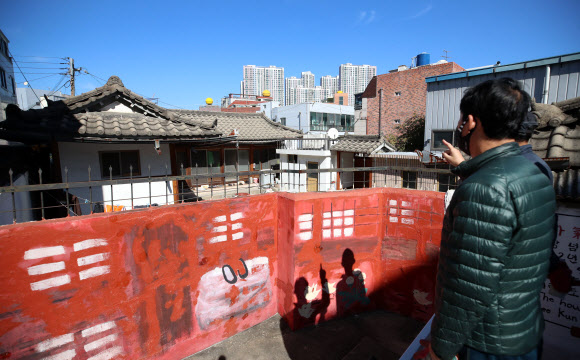 [이건희 별세] 이건희 회장 생가 살펴보는 시민들