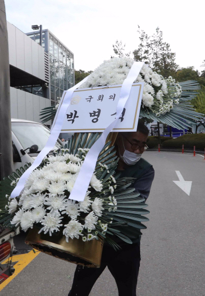 박병석 국회의장의 근조화환이 25일 이건희 삼성 그룹 회장의 빈소가 마련된 서울 삼성병원 2020. 10. 25 박지환 기자popocar@seoul.co.kr