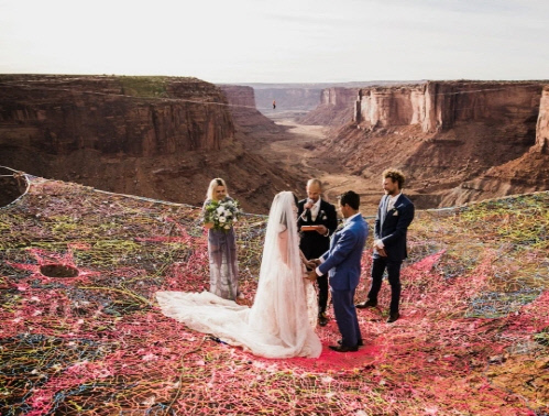2018년 미국 캘리포니아의 그랜드캐년 협곡 400피트 상공에서 그물을 매달아 치른 결혼식. 사진 | ‘더선’ 캡처/스포츠서울
