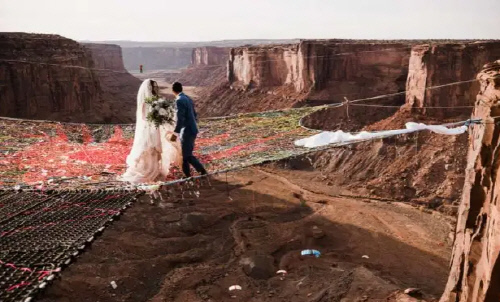 2018년 미국 캘리포니아의 그랜드캐년 협곡 400피트 상공에서 그물을 매달아 치른 결혼식. 사진 | ‘더선’ 캡처/스포츠서울