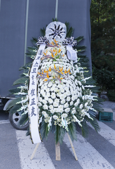 이건희 삼성그룹 회장이 별세한 25일 서울 강남구 삼성서울병원 장례식장에 최종우 포스코회장 조화가 도착해 있다. 2020. 10. 25 박지환 기자popocar@seoul.co.kr