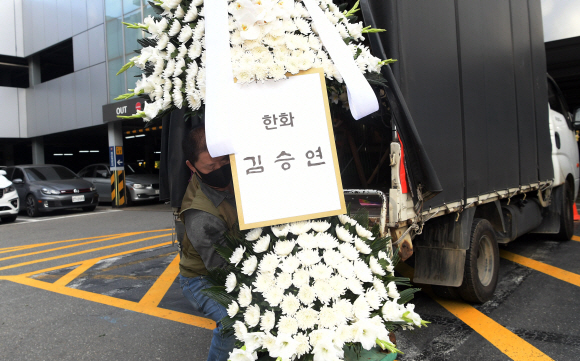 이건희 삼성그룹 회장이 별세한 25일 서울 강남구 삼성서울병원 장례식장에 한화그룹 김승연 회장이 보낸 근조화환이 도착하고 있다. 2020. 10. 25 박지환 기자popocar@seoul.co.kr