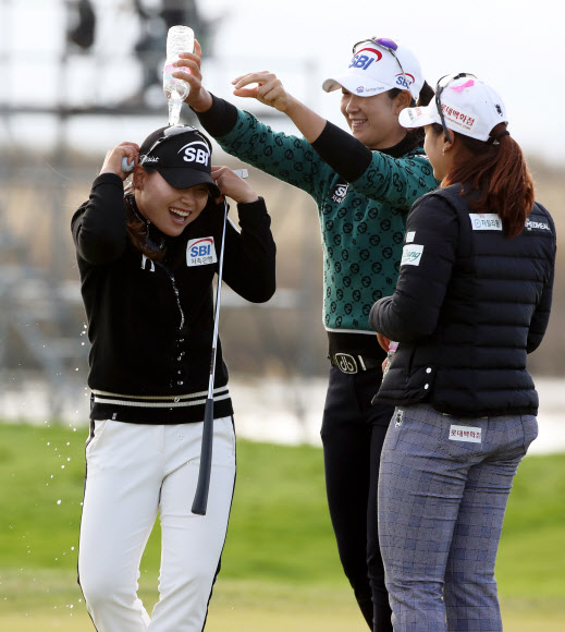 생애 첫 승 물세례 받는 이소미