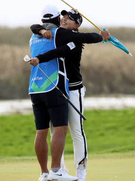 생애 첫 승 이소미, 캐디와 기쁨을