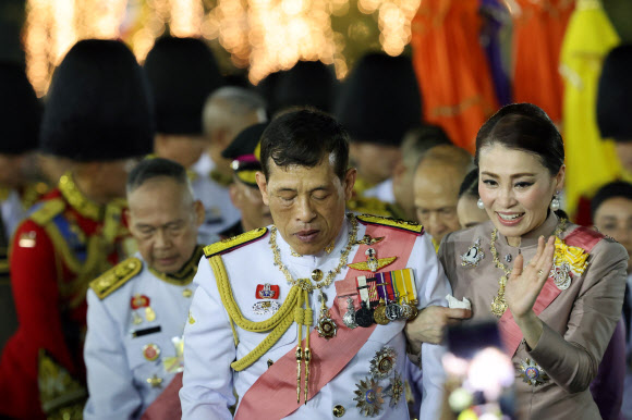 마하 와치랄롱꼰 태국 국왕과 수티다 왕비가 23일(현지시간) 방콕 왕궁에서 거행된 푸미폰 아둔야뎃 전 국왕의 서거 4주기 기념 행사에 참석해 왕실 지지자들에게 인사하고 있다. 로이터 연합뉴스
