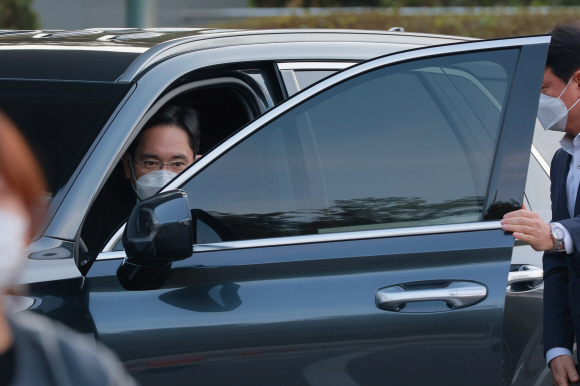 이건희 삼성그룹 회장이 별세한 25일 서울 강남구 삼성서울병원 장례식장에 이재용 삼성전자 부회장이 도착하고 있다. 2020. 10. 25 박지환 기자popocar@seoul.co.kr