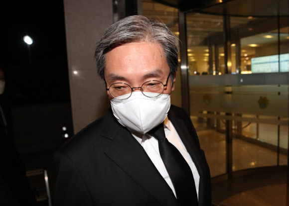 노영민 대통령 비서실장이 25일 오후 서울 강남구 삼성서울병원에 마련된 고(故) 이건희 삼성그룹 회장의 빈소로 들어가고 있다. 2020.10.25  연합뉴스