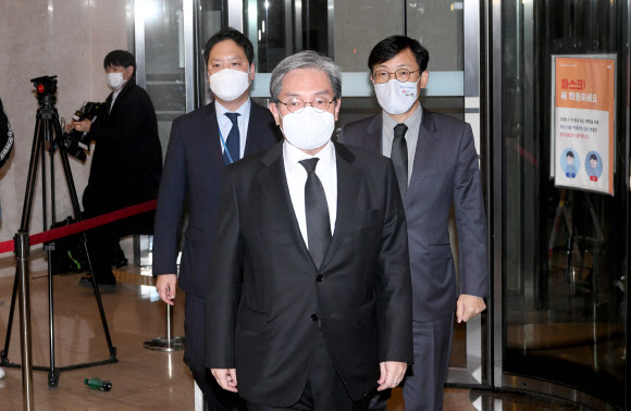 노영민 대통령 비서실장(가운데)과 이호승 경제수석(오른쪽) 등이 25일 오후 서울 강남구 삼성서울병원에 마련된 고(故) 이건희 삼성그룹 회장의 빈소로 들어가고 있다. 2020.10.25  연합뉴스