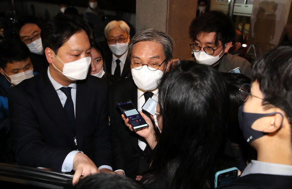 노영민 대통령 비서실장이 25일 오후 서울 강남구 삼성서울병원에 마련된 고(故) 이건희 삼성그룹 회장의 빈소에 조문한 뒤 장례식장을 나서며 취재진의 질문을 받고 있다. 2020.10.25  연합뉴스
