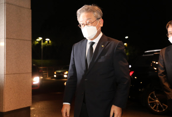 이재명 경기도지사가 25일 고 이건희 삼성그룹 회장의 빈소가 마련된 서울 강남구 삼성서울병원 장례식장으로 들어서고 있다. 2020.10.25  연합뉴스
